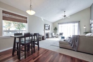 Smart TV, fireplace, table football, offices - Wine Down - Retreat in wine country (Carlton)