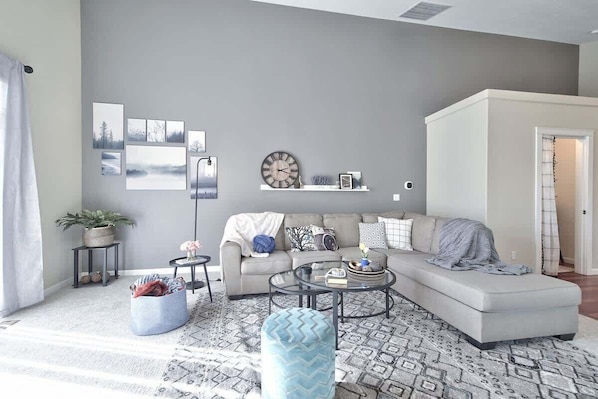 Smart TV, chimenea, futbolito y oficina 