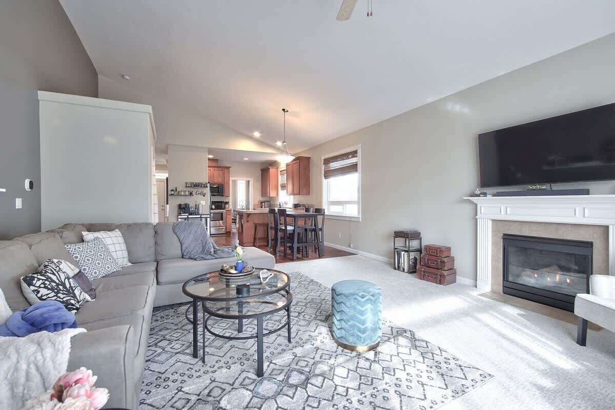 Älytelevisio, takka, pöytäjalkapallopöytä, työhuone