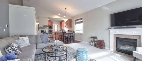 Älytelevisio, takka, pöytäjalkapallopöytä, työhuone