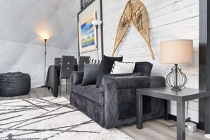 Smart TV, fireplace, books, offices