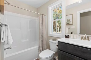 Ein Badezimmer mit Badewanne, Toilette und Waschbecken.