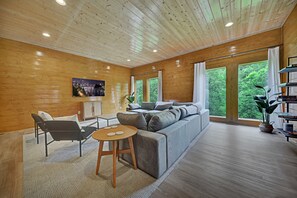 Televisión, chimenea, mesa de ping pong