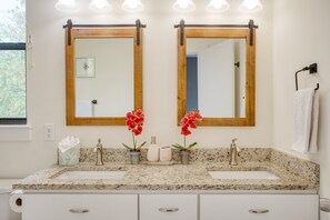 A bathroom with two sinks, a large mirror, and a window. - Bonnie by Avantstay Great for Longer Stays, 12 Min to Downtown (Austin)
