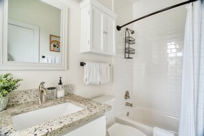 House (2 Bedrooms) | Bathroom | Bathtub - Bonnie by Avantstay Great for Longer Stays, 12 Min to Downtown (Austin)