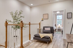 2 Schlafzimmer, Schreibtisch, Bügeleisen/Bügelbrett