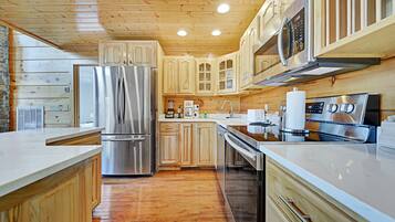 House (6 Bedrooms) | Private kitchen | Fridge, microwave, oven, stovetop