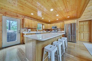 Interior - Wilderness Rush by Avantstay Hot Tub + Views (Sevierville)