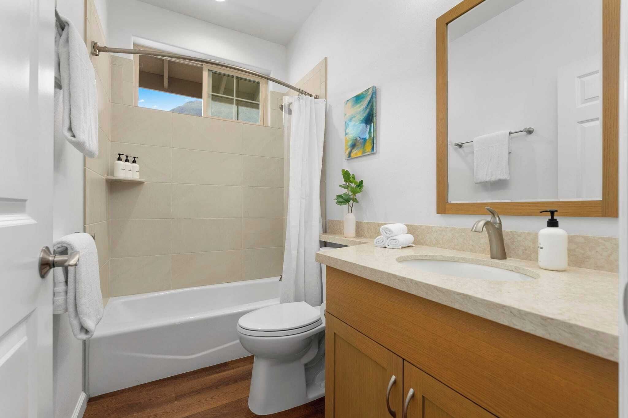 Un baño moderno con bañera, inodoro y lavamanos.