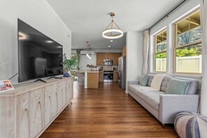 Villa (4 Bedrooms) | Interior - Makaha Villa by Avantstay Mountain + Ocean Views (Waianae)