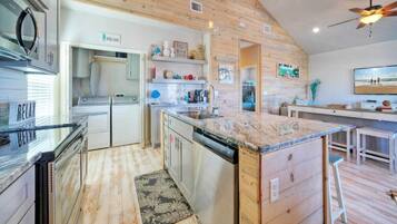 House (3 Bedrooms) | Private kitchen | Fridge, microwave, oven, stovetop