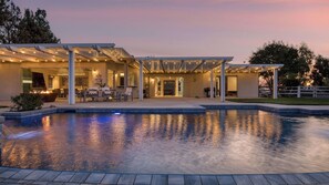 A poolside area with a covered patio, outdoor seating, and a view of the pool. - Summit Ranch by Avantstay Infinity Pool + Views (Temecula)