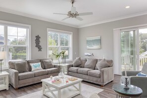 Een televisie, een open haard, tafelvoetbal en een tafeltennistafel