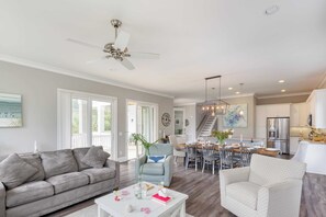 Een televisie, een open haard, tafelvoetbal en een tafeltennistafel