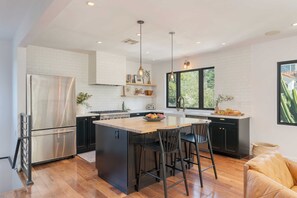 House (3 Bedrooms) | Interior - Silver Screen by Avantstay Luxe Backyard Escape (Los Angeles)