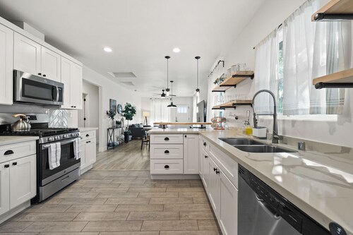 2BR Urban Retreat w/ Netflix & Laundry, near DT Sac