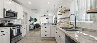 2BR Urban Retreat w/ Netflix & Laundry, near DT Sac