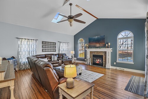 Spacious 5 Bedroom w/Pool, Patio and Theater


