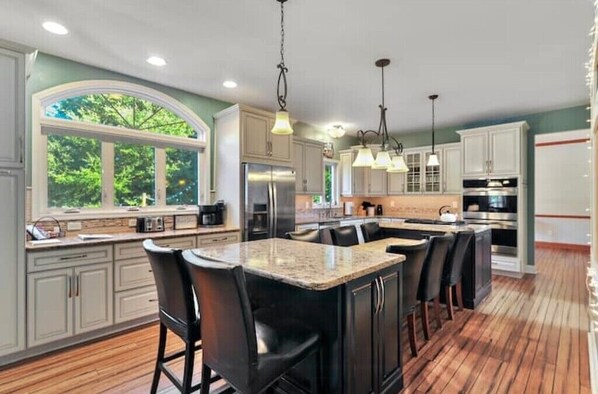 Jääkaappi, mikroaaltouuni, uuni, liesi