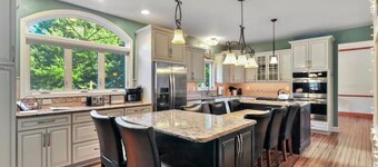 Spacious 5 Bedroom w/Pool, Patio and Theater

