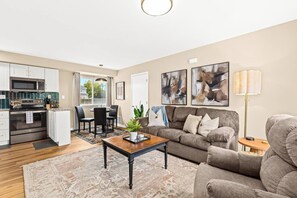 Smart TV, books - Newly Renovated Near Downtown, Roseville (Roseville)