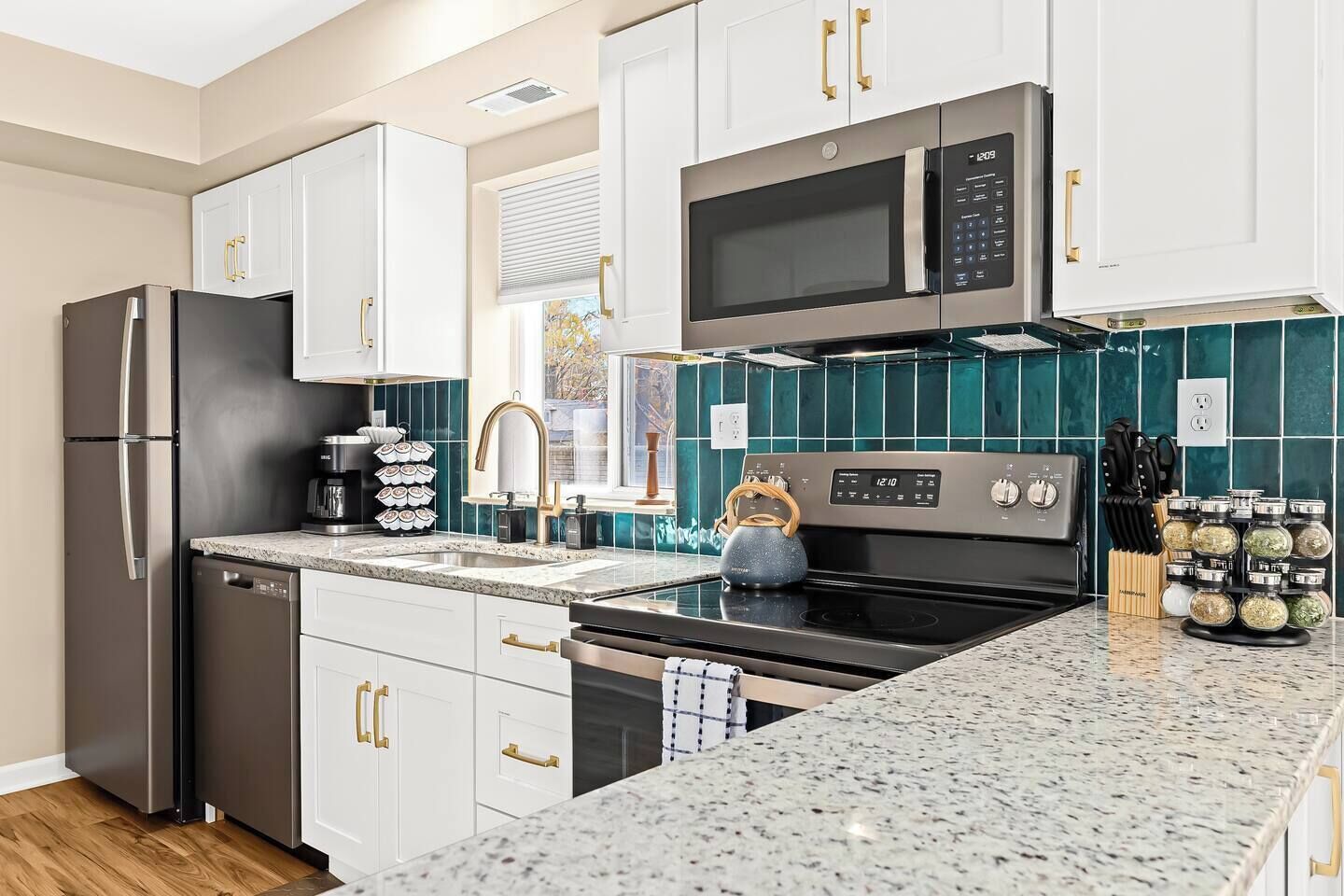 Køleskab, mikrobølgeovn, ovn, kogeplade