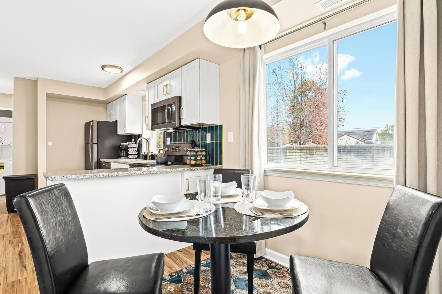 Een koelkast, een microgolfoven, een oven, een kookplaat