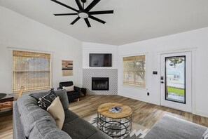 Smart TV, fireplace - The Retreat cabin 2 @ Possum Kingdom Lake! (Graford)