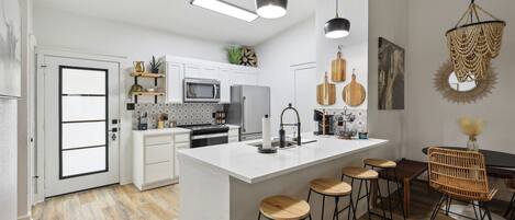 Réfrigérateur, micro-ondes, four, plaque de cuisson