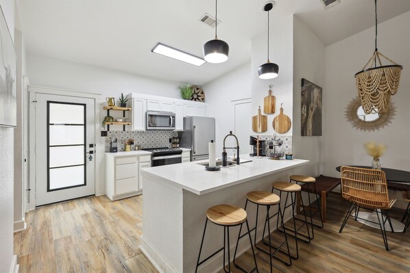 Fridge, microwave, oven, stovetop - The Retreat cabin 2 @ Possum Kingdom Lake! (Graford)