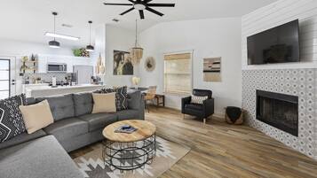 Smart TV, fireplace