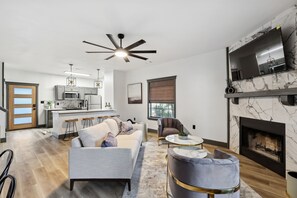 智能电视、壁炉