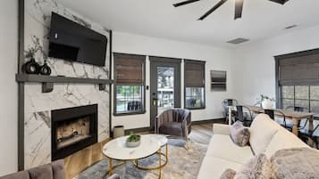 Smart TV, fireplace