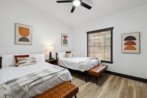 2 bedrooms, travel crib, WiFi, bed sheets - Cabin 7: Sweetest Escape (Graford)