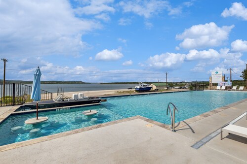 New listing! *Sunshine Retreat: lakeview, fire pit, community pool