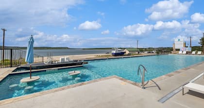 New listing! *Sunshine Retreat: lakeview, fire pit, community pool