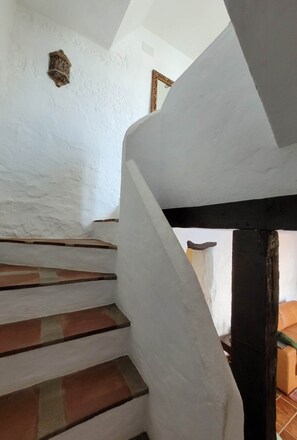 A staircase with white walls and wooden steps. - La Casa Antigua, Canillas de Albaida (Canillas de Albaida)