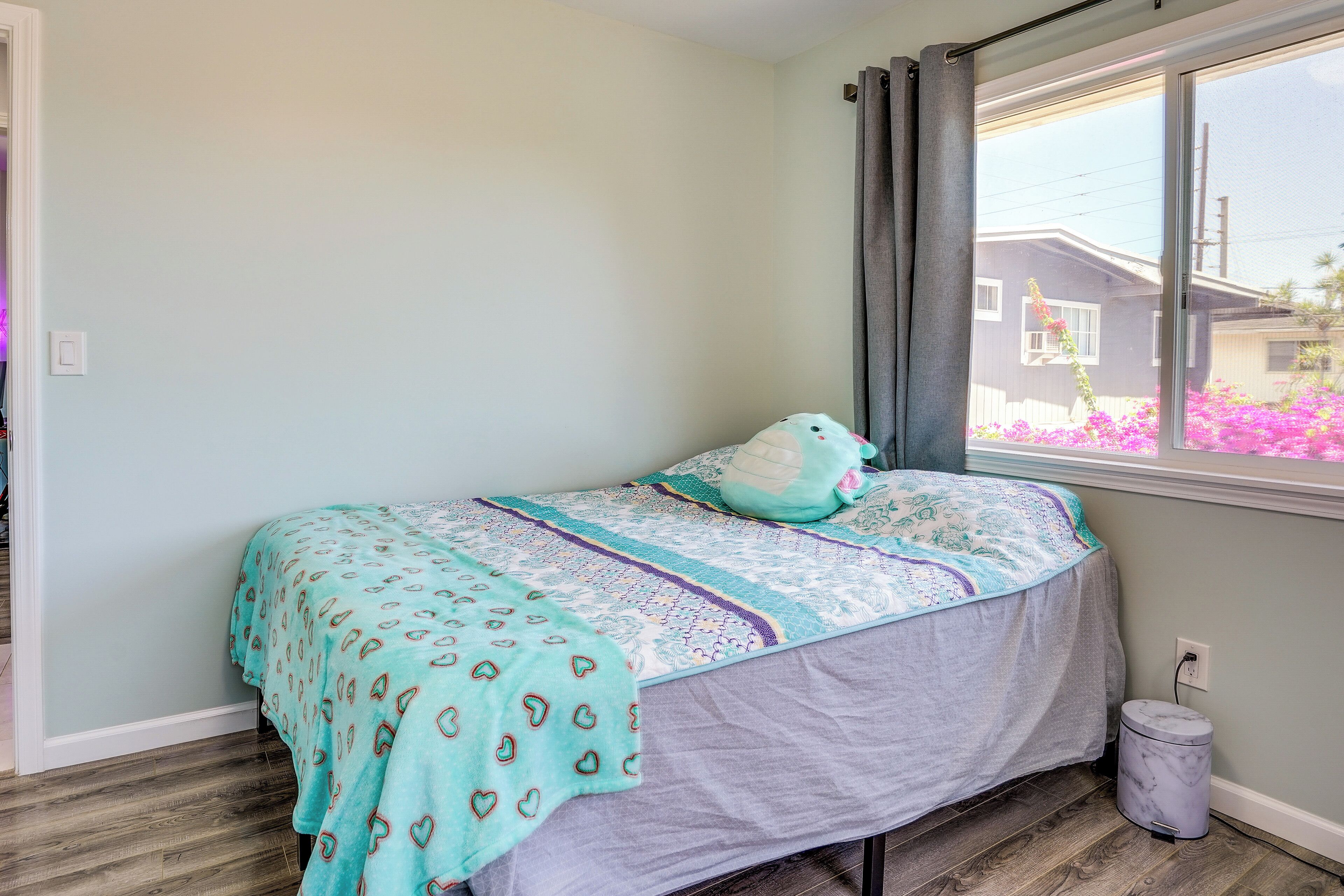 3 bedrooms, desk, iron/ironing board, internet