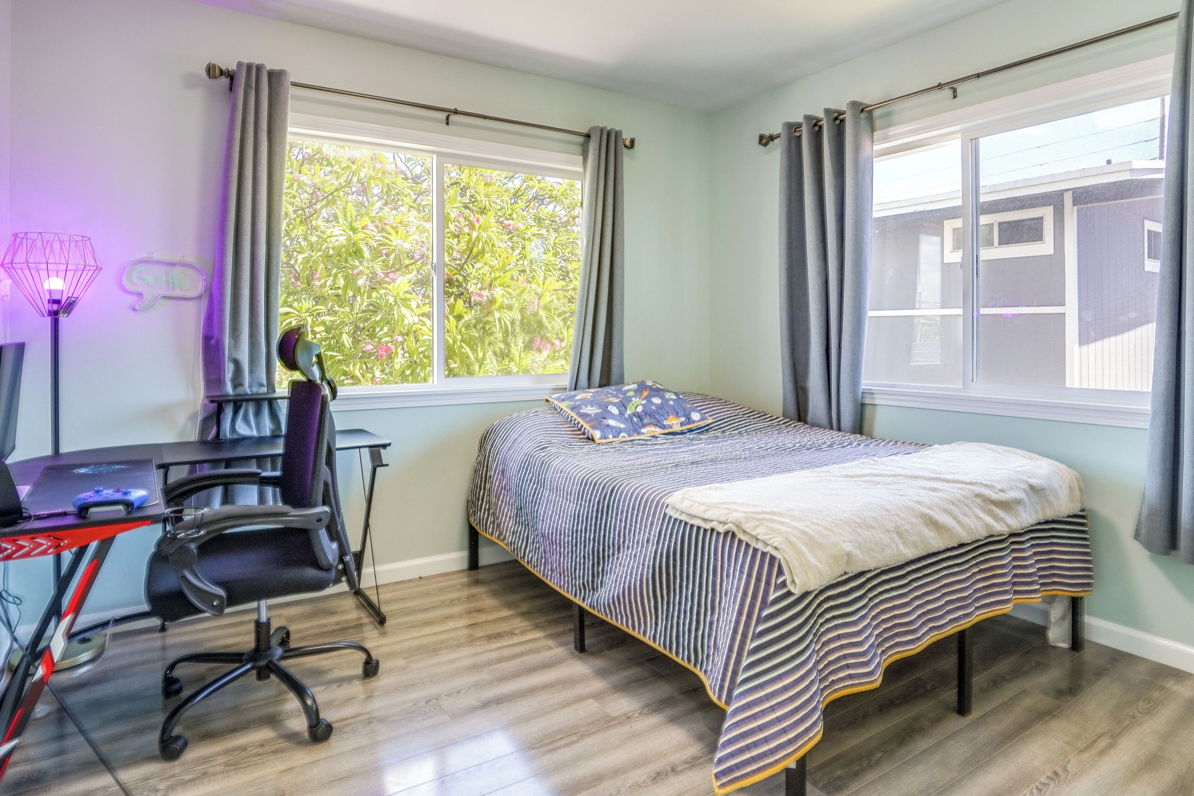 3 bedrooms, desk, iron/ironing board, internet