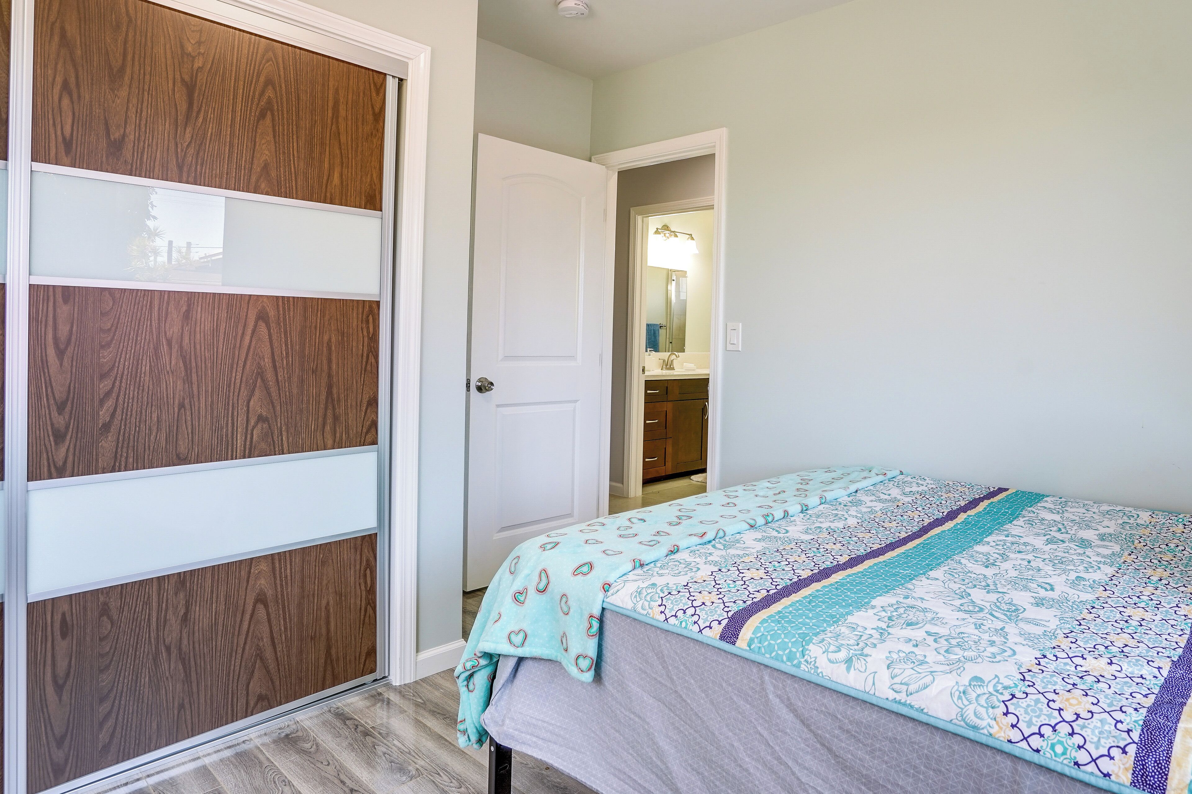 3 bedrooms, desk, iron/ironing board, internet