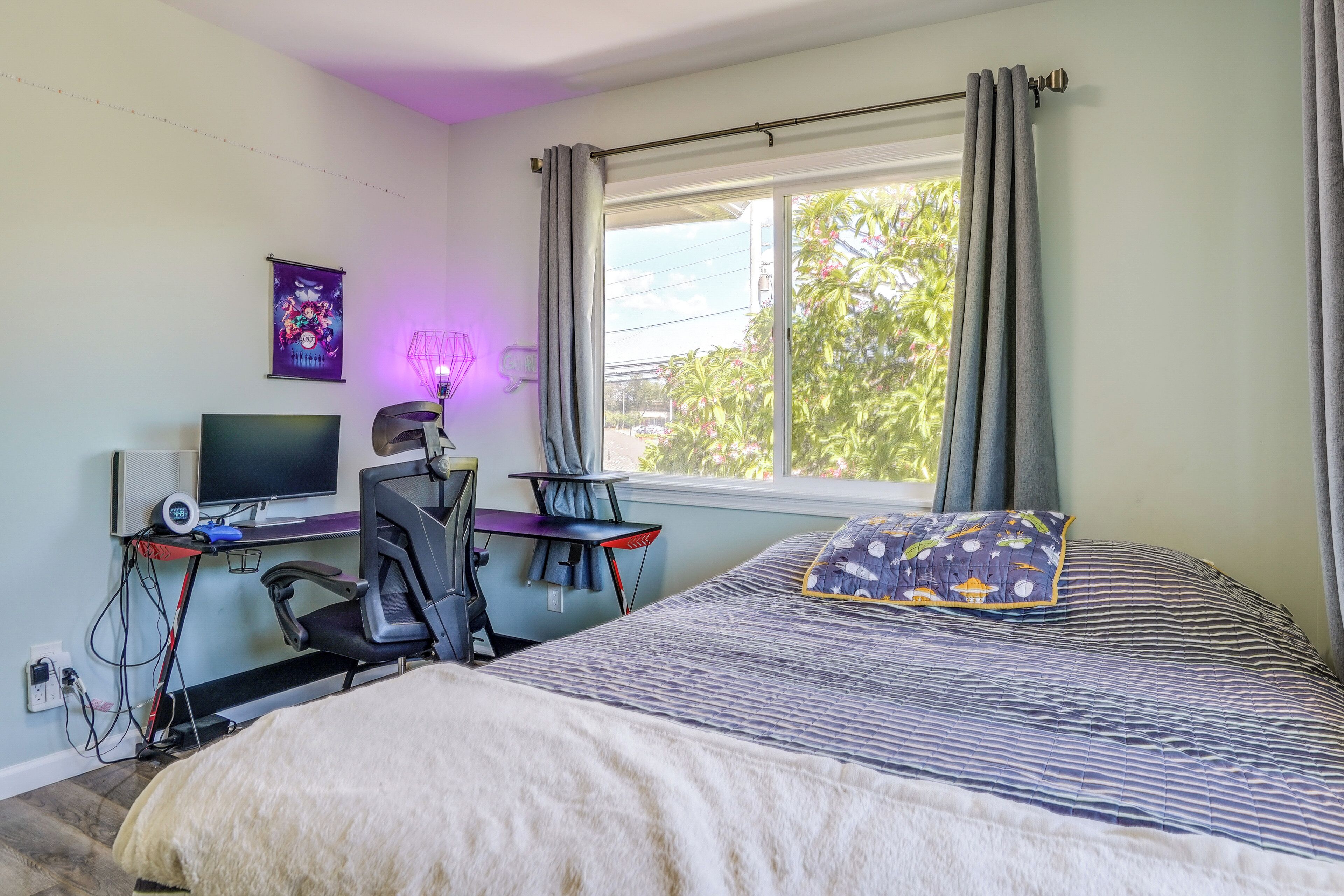 3 bedrooms, desk, iron/ironing board, internet