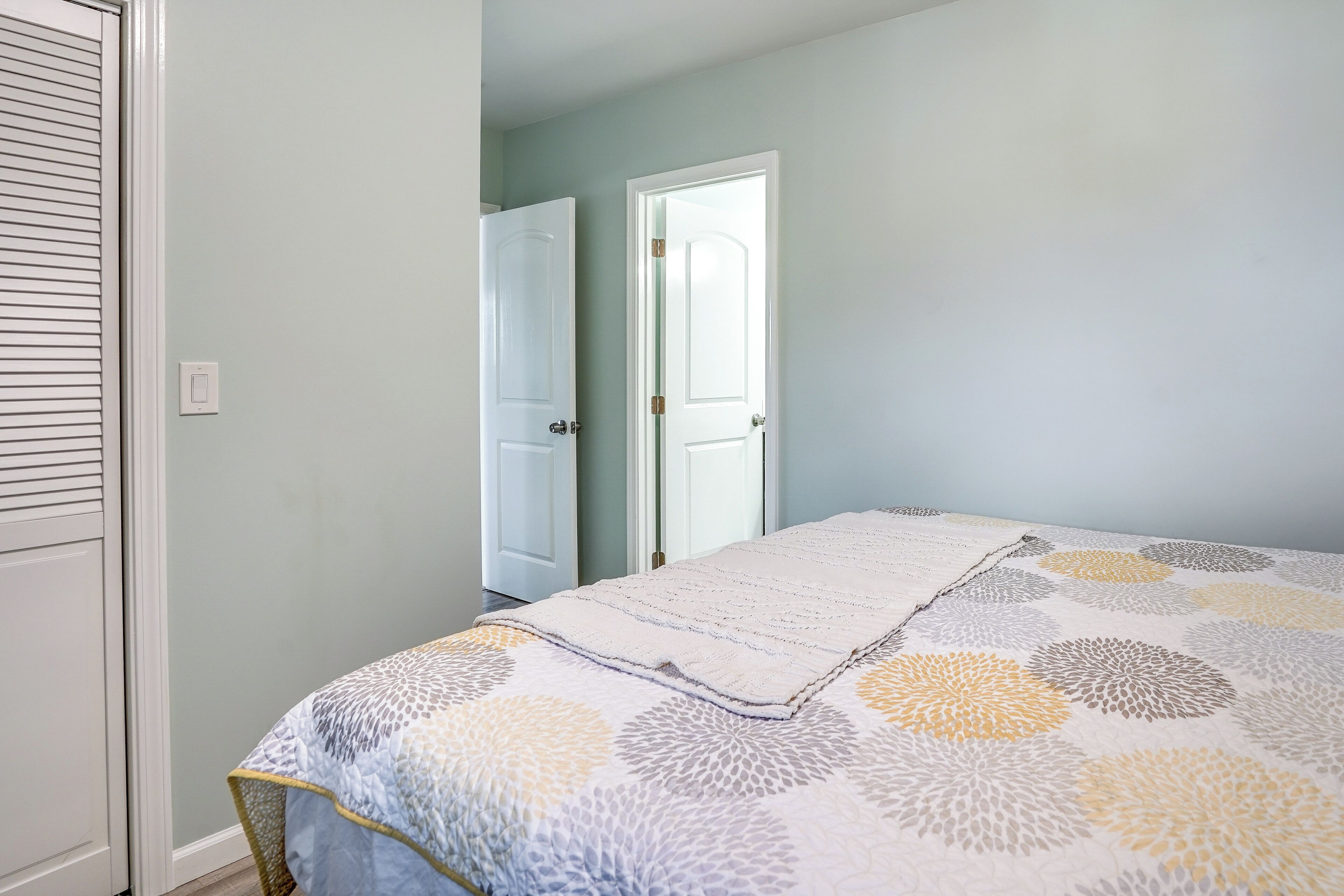 3 bedrooms, desk, iron/ironing board, internet