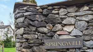 Un mur de pierres sur lequel est apposée une plaque portant l’inscription « SPRINGWELL ».