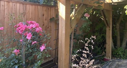 Warm & Cozy Garden suite - YVR with Free parking
