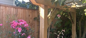 Warm & Cozy Garden suite - YVR with Free parking