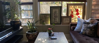 Warm & Cozy Garden suite - YVR with Free parking