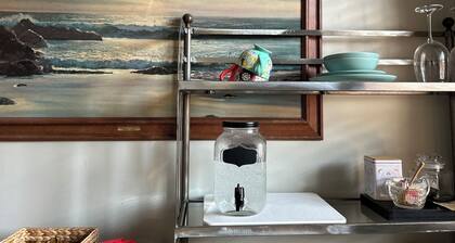 Warm & Cozy Garden suite - YVR with Free parking