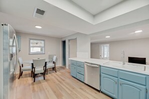 Fridge, microwave, oven, dishwasher - Charming house in welcoming Denton with. EV charger (Denton)