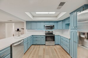 Fridge, microwave, oven, dishwasher - Charming house in welcoming Denton with. EV charger (Denton)