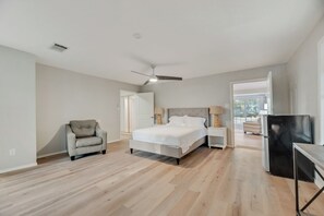 2 bedrooms, desk, iron/ironing board, free WiFi - Charming house in welcoming Denton with. EV charger (Denton)